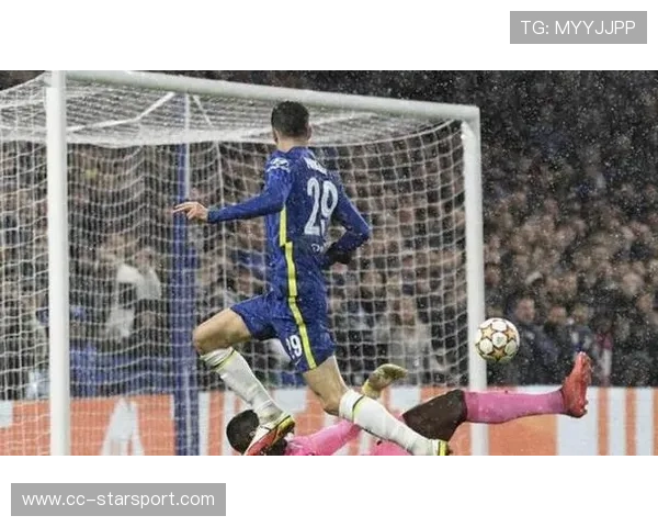 切尔西后卫在训练中练习斜插传球与快速回追的并行能力