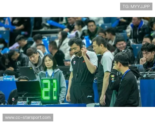 教练怒摔战术板视频火了